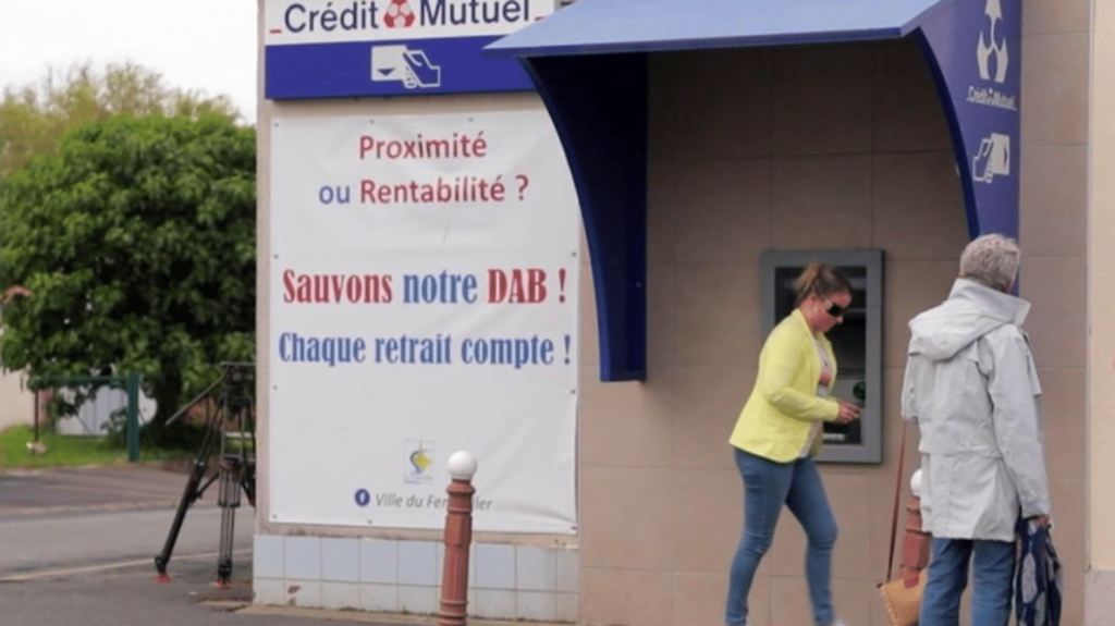 Vendée : les habitants d’un village s’organisent pour sauver leur distributeur de billets
Au Fenouiller (Vendée), les habitants ont décidé de faire chauffer leur carte bleue et d’utiliser massivement leur distributeur de billets, pour qu'il devienne rentable. La banque qui en a l'exploitation menace de le retirer, car il n'est, selon elle, pas assez rentable.