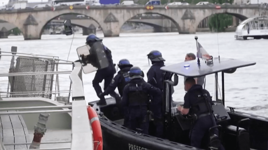 Paris 2024 : la Seine placée sous très haute surveillance
La sécurité est au coeur des préoccupations, à quatre jours de la cérémonie d’ouverture des Jeux olympiques de Paris. Jusqu’à 45 000 hommes seront déployés dans la capitale. La Seine fera l’objet d’une attention particulière.