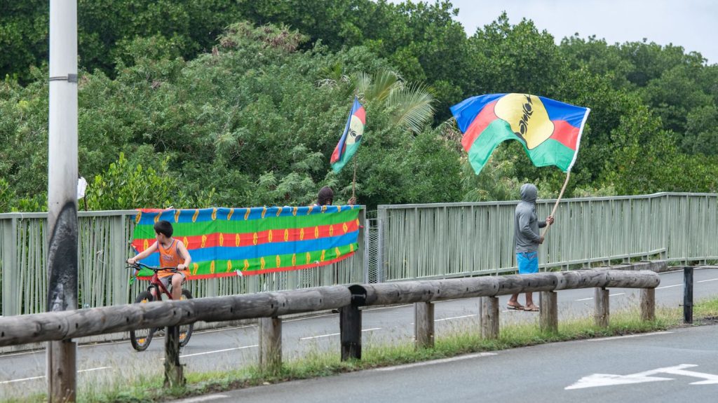 Crise en Nouvelle-Calédonie : quelle est la situation dans l'archipel, où le couvre-feu est allégé depuis lundi ?
Deux mois après le début des émeutes, des tensions persistent sur le territoire, où plusieurs actes de malveillance et de vandalisme ont été recensés ces derniers jours.