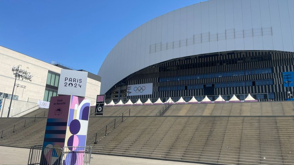 Témoignages
Paris 2024 : "C'est plus beau quand c'est l'OM...", taclent des supporters marseillais qui voient le stade Vélodrome se parer des couleurs olympiques
Le mythique stade Orange Vélodrome est renommé "Stade de Marseille" pendant la durée des Jeux olympiques. La ville s'apprête à accueillir des matchs olympiques de football, dès mercredi soir.