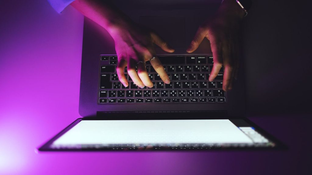 Intelligence artificielle : "J'ai perdu 60% de mon chiffre d'affaires en quelques mois", témoigne une traductrice freelance
Tout l'été, on interroge des salariés, des fonctionnaires, des indépendants, des chefs d'entreprise sur leur rapport aux intelligences artificielles génératives. Comment les utilisent-ils, comment modifient-elles leur pratique professionnelle ? Aujourd'hui : Virginie Maisonobe, traductrice.