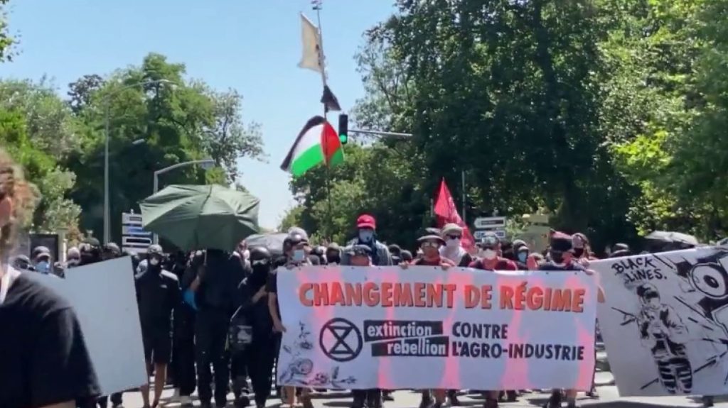Manifestations anti-bassines : la mobilisation à La Rochelle troublée par des tensions avec les forces de l'ordre
Plusieurs milliers de manifestants se sont réunis contre l'installation de mégabassines, à La Rochelle, en Charente-Maritime, samedi 20 juillet. Calme dans un premier temps, la manifestation a été émaillée par des affrontements avec les forces de l'ordre.