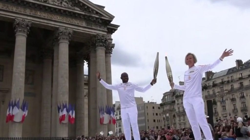 Paris 2024 : la flamme olympique est arrivée dans la capitale
Thierry Henry a lancé le relais de la flamme olympique à Paris, sur les Champs-Élysées, dimanche 14 juillet. En deux jours, le flambeau doit parcourir 60 kilomètres et être porté par 540 relayeurs dans la capitale.