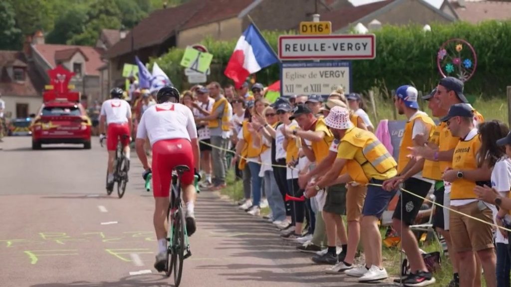 Tour de France 2024 : les coureurs au milieu des vignes bourguignonnes
Le passage du Tour de France en Bourgogne, vendredi 5 juillet, était attendu des spectateurs. Plusieurs d'entre eux sont venus encourager les coureurs sur le bord de la route.