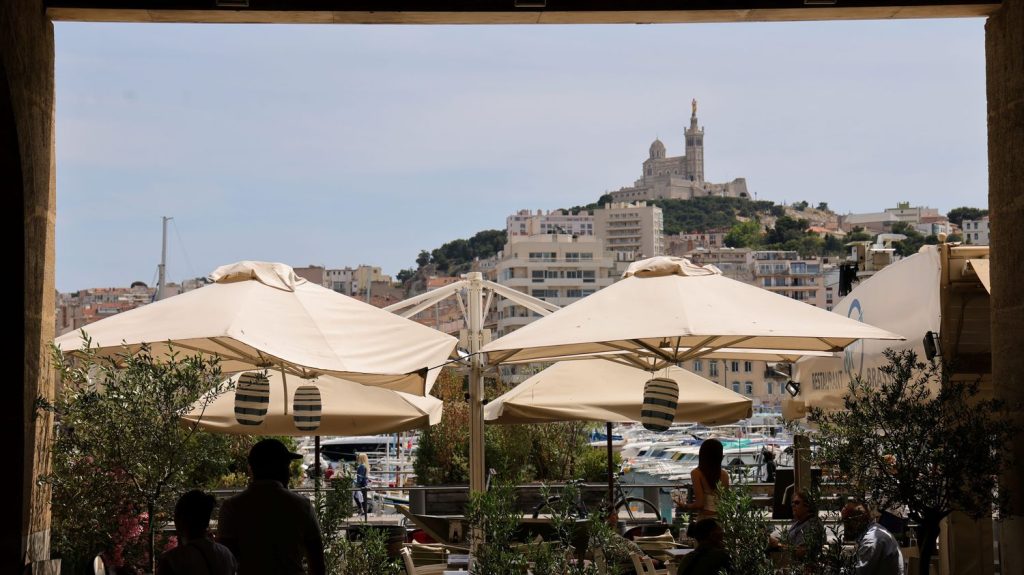 Paris 2024 : "Les réservations ne sont pas arrivées, on est à 10-15% de moins qu’une saison normale" à Marseille, déplore un professionnel du tourisme
Selon l'Umih 13, à Marseille, comme à Paris, "on fuit les zones de JO".