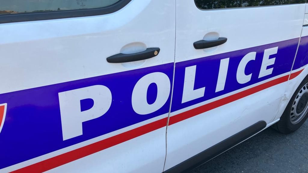 Paris : une touriste australienne affirme avoir été violée par cinq individus, une enquête ouverte
Une touriste australienne, âgée d'une vingtaine d'années, a déclaré avoir subi un viol par plusieurs personnes. L'enquête pour viol en réunion a été confiée au deuxième district de police judiciaire.