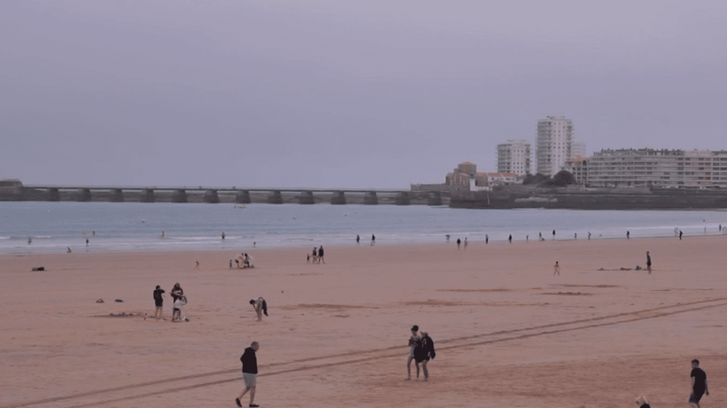 Vacances d’été : les touristes sont-ils au rendez-vous ?
Avec les Jeux olympiques, les professionnels du tourisme misaient sur une fréquentation record un peu partout dans les stations balnéaires. En réalité, les niveaux d'occupation sont nettement inférieurs à l'été 2023. Exemple aux Sables d'Olonne, en Vendée.