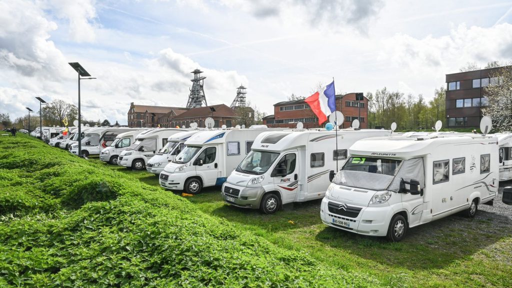 Témoignages
Paris 2024 : "Se loger dans Paris, ce n'était même pas concevable", confient ces touristes qui occupent un camping à Versailles
Selon le directeur de ce camping à deux pas du parc du château de Versailles, 8 campeurs sur 10 sont présents pour les Jeux. Sa proximité avec certains sites d'épreuves le rend fortement attractif.