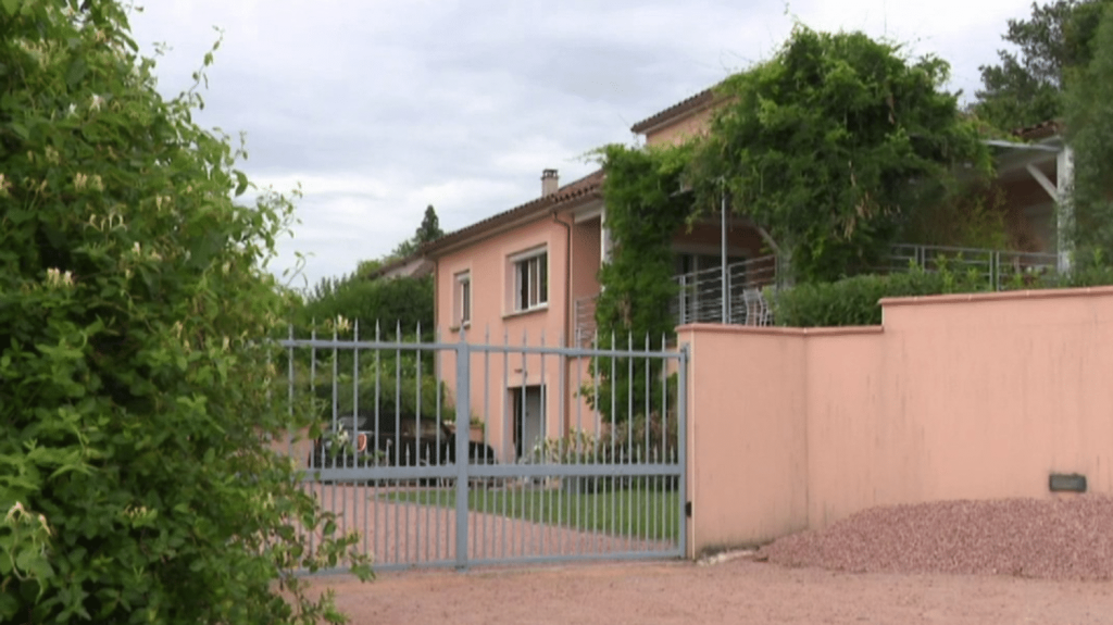Meurtres dans l’Allier : un ancien militaire tue trois personnes avant de mettre fin à ses jours
Dans un petit village de l’Allier, samedi 13 juillet, un jeune homme de 20 ans fêtait son anniversaire. Un homme a ouvert le feu sur sa famille et ses amis, tuant le jeune homme, son père et son parrain.
