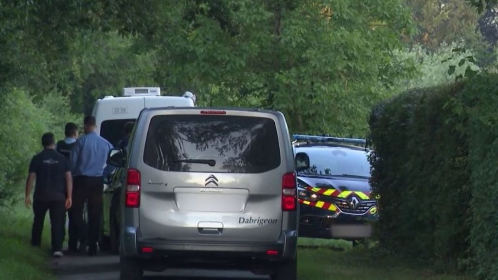 Tuerie dans l'Allier : une fête d'anniversaire tourne à la tragédie
Un homme a ouvert le feu, samedi 13 juillet, à Espinasse-Vozelle, dans l'Allier, tuant trois personnes et faisant quatre blessés graves. Les victimes célébraient l'anniversaire d'un jeune homme de 20 ans.
