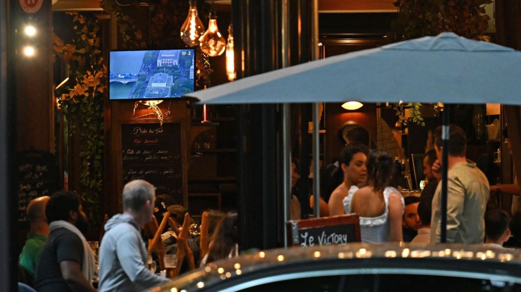 "On regarde les épreuves dès qu'on a un petit peu de temps" : ces Français qui arrivent à suivre les JO de Paris 2024, même au travail
Sur le téléphone, en écoutant secrètement, ou même directement sur la télévision du bar : les travailleurs trouvent des techniques pour regarder quand même les épreuves.
