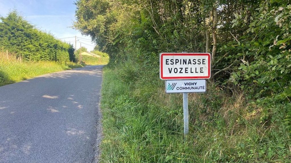 Tuerie dans l'Allier : la commune d'Espinasse-Vozelle sous le choc, l'enquête se poursuit
L'auteur des coups de feu était "isolé" et avait "très peu de contacts dans la commune", d'après le maire.