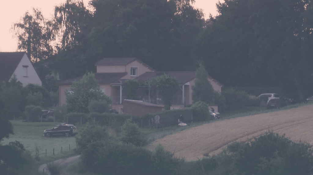 Meurtres dans l’Allier : quatre personnes sont mortes dans une tuerie
Une tuerie tragique lors d'une fête de famille dans l’Allier a fait quatre morts, dans la soirée du samedi 13 juillet. L'auteur serait un voisin sans antécédent judiciaire, qui se serait ensuite suicidé.