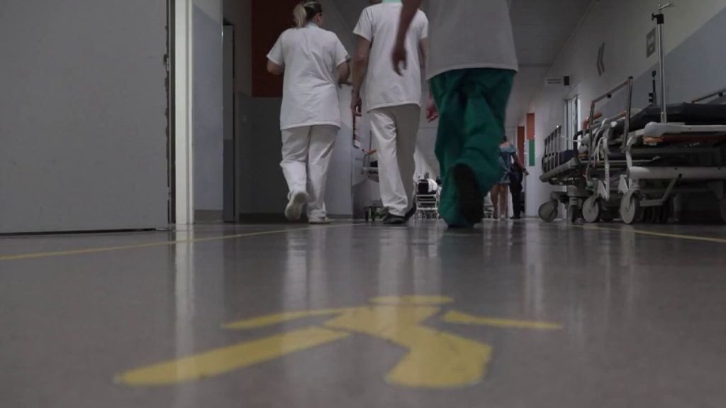 Hôpital : un été sous tension pour les services d'urgences de Nice
Au CHU de Nice (Alpes-Maritimes), le plus fréquenté de France, les admissions et les interventions aux urgences s'enchaînent depuis le début de l'été.
