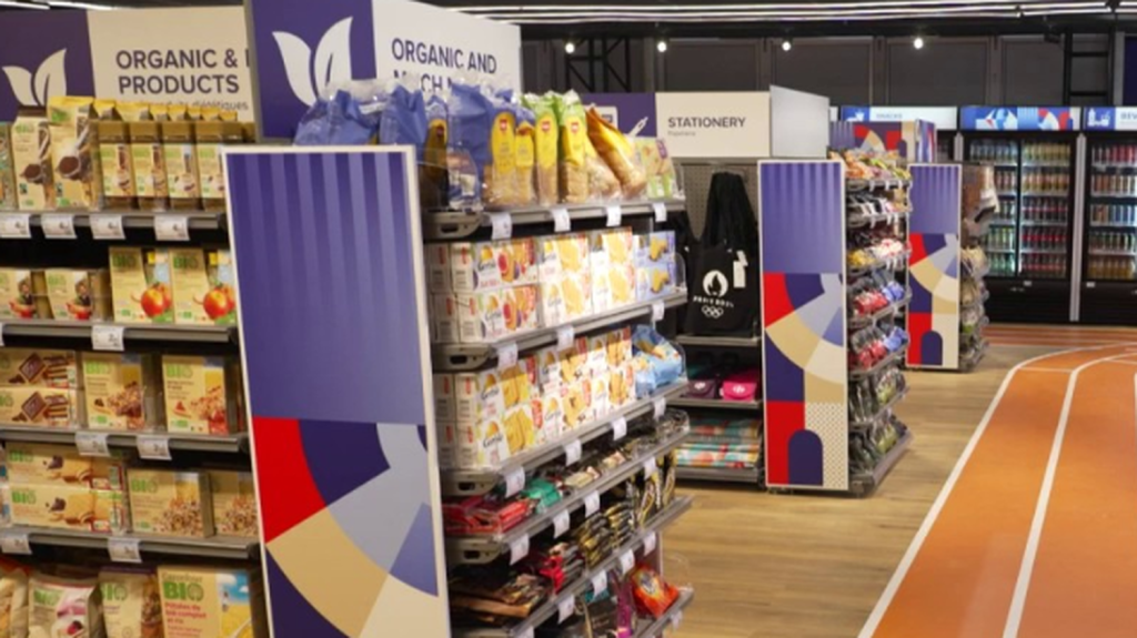 Paris 2024 : dans le village olympique, une supérette pour les athlètes
Le village olympique ouvre ses portes jeudi 18 juillet. Il présente une nouveauté par rapport aux précédents villages des athlètes : une supérette où l'on trouve tout le nécessaire pour vivre au quotidien.