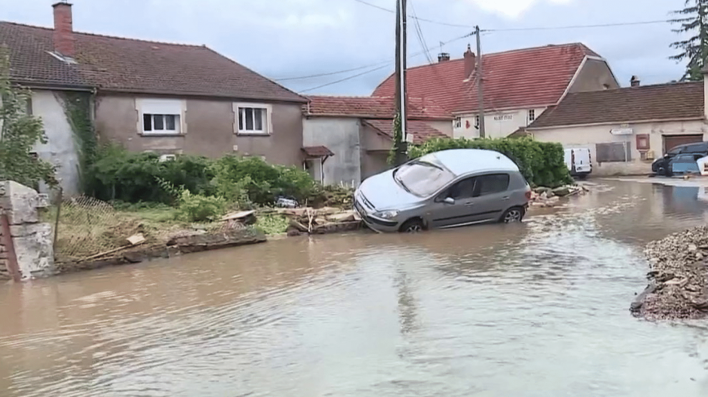 Intempéries : de nombreux dégâts après de violents orages
Les orages ont fait de gros dégâts, samedi 20 juillet dans la soirée, dans plusieurs départements français. Des communes ont été inondées et des milliers de foyers ont été privés d’électricité.