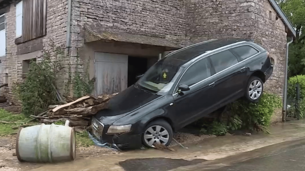 Orages : en Haute-Marne, le village de Meures défiguré par l'eau et la boue
Les violents orages qui ont touché la France ont causé des dégâts. À Meures, en Haute-Marne, la moitié des maisons sont inondées. Des voitures ont été projetées plusieurs centaines de mètres plus loin.