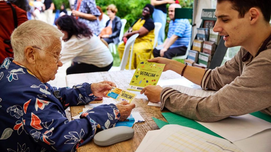 "À partir du 15, souvent il n'y a même plus d'argent pour faire des courses" : la Seine-Saint-Denis lance Vital'im, un chèque contre la précarité alimentaire
Sous la forme d'une carte de crédit, ce chèque alimentaire a pour objectif de permettre aux foyers les plus en difficulté de se nourrir et de manger des produits de meilleure qualité.