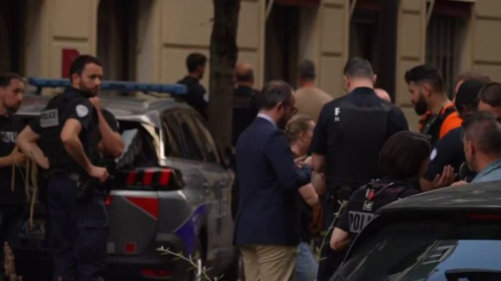 Paris : une voiture fonce sur une terrasse de café, un mort et plusieurs blessés graves
Une voiture a foncé sur une terrasse d'un café parisien, mercredi 17 juillet. L'une des victimes est décédée, plusieurs personnes sont en urgence absolue.