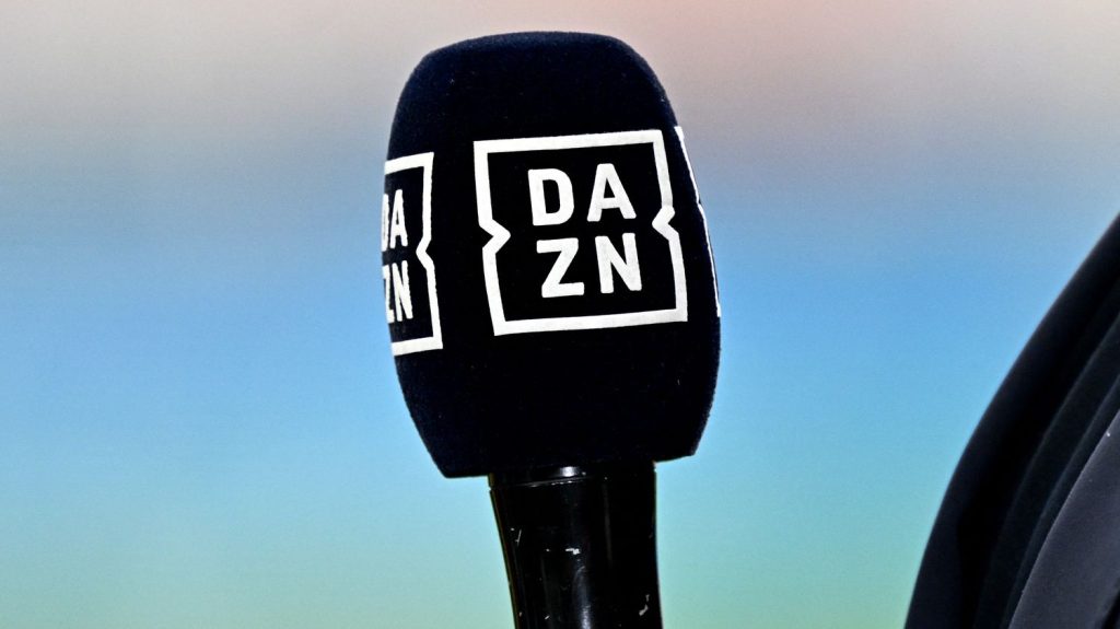 Podcast
Supporters en colère, le smartphone a 30 ans et "ça dit quoi cet été ?" : l'épisode du 16 août
Ce vendredi 16 août, les supporters de Ligue 1 et de Ligue 2 ne se réjouissent pas de la reprise de la saison de foot, le tout premier smartphone fête ses 30 ans et dans "ça dit quoi cet été", Hassna se prépare à déménager après avoir passé l'été à travailler.