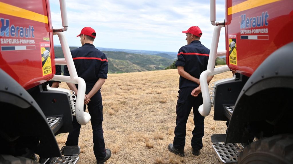 Un feu de forêt dans l'Hérault brûle plus de 300 hectares, plus de 500 pompiers mobilisés
La préfecture a expliqué que 400 pompiers de l'Hérault étaient mobilisés, avec des renforts venus des Bouches-du-Rhône.