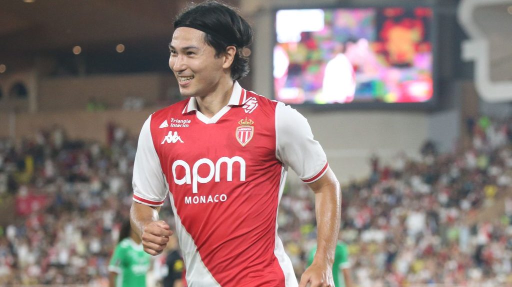 Monaco-Saint-Etienne : grâce à Minamino, le vice-champion de France en titre démarre sa saison avec une courte victoire face aux Verts
Le buteur japonais a permis à l'AS Monaco d'empocher sa première victoire en Ligue 1 cette saison face au promu ligérien, qui effectuait samedi son retour dans l'élite française deux ans après l'avoir quittée.
