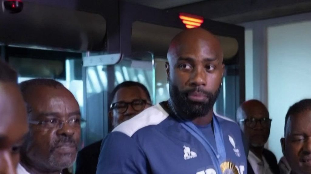 Paris 2024 : un accueil triomphal pour Teddy Riner en Guadeloupe
Teddy Riner est arrivé en Guadeloupe, mercredi 7 août. Le quintuple champion olympique effectue une visite éclair. Il a été accueilli par une foule en liesse.