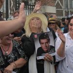 Reportage
Mort d'Alain Delon : "J'ai respecté son choix mais je voulais lui rendre hommage", une centaine de fans se sont rassemblés pour un dernier "au revoir" à l'acteur
Alain Delon a été inhumé samedi dans sa propriété de Douchy dans le Loiret. Minute de silence, chanson et émotion : devant la propriété, même tenus à distance, une centaine d'admirateurs ont tenu à se rassembler pour un dernier hommage.