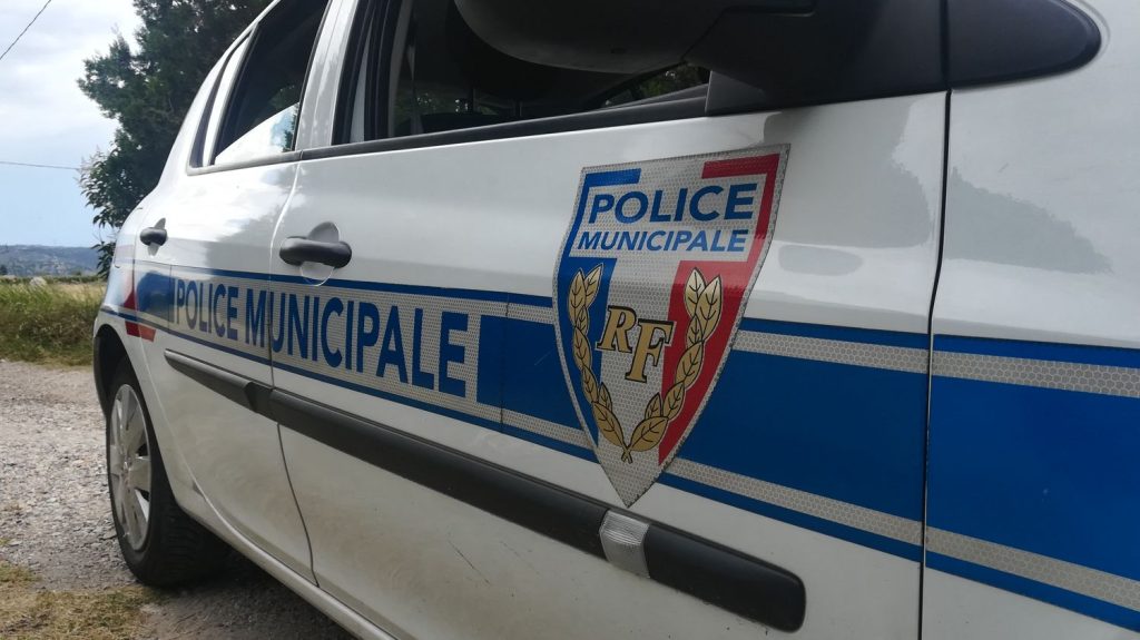 Un adolescent de 14 ans braque un bureau de tabac avec un pistolet en plastique en Ardèche
Cagoulé et habillé en noir, le jeune homme a soutiré la caisse d'un bureau de tabac d'Annonay à l'aide de son pistolet factice.