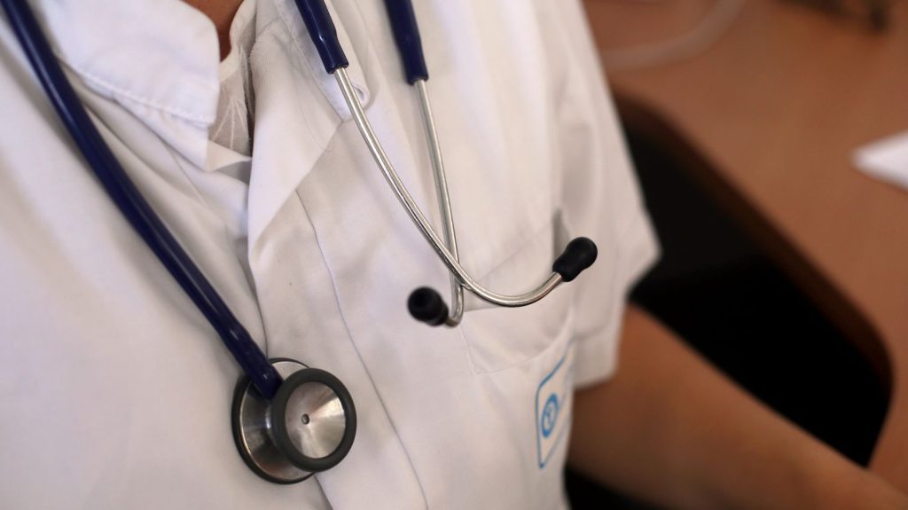 Agression d'une médecin à Marseille : une jeune femme de 19 ans jugée en comparution immédiate jeudi
Une mineure âgée de 11 ans, présente au moment des faits, comparaîtra quant à elle devant un juge des enfants. La médecin affirme avoir "été frappée au visage, tirée par les cheveux, mordue dans le dos et avoir reçu des coups de poing"