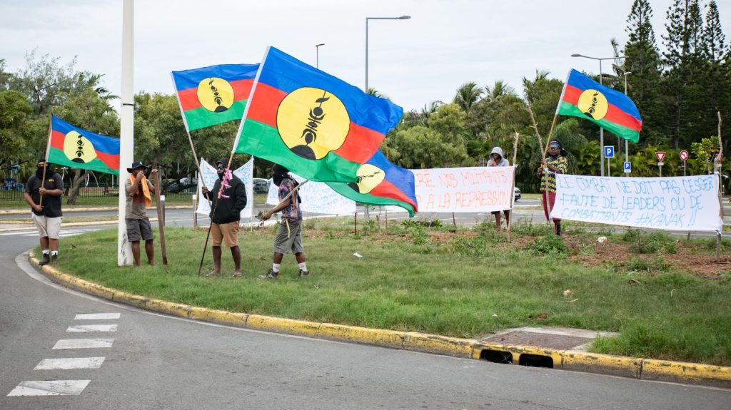 Nouvelle-Calédonie : des experts de l'ONU se disent alarmés par la situation des Kanaks
Le projet de réforme électorale, suspendu après la dissolution, "menace de démanteler les autres acquis majeurs de l'accord de Nouméa liés à la reconnaissance de l'identité autochtone kanak", ont alerté les quatre experts indépendants de l'ONU.
