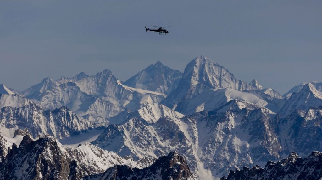 Isère : un alpiniste meurt dans le massif des Écrins, un autre blessé
L'accident a eu lieu samedi matin, dans le secteur de la Muzuelle. Les alpinistes ont été victimes d'une chute de pierre.