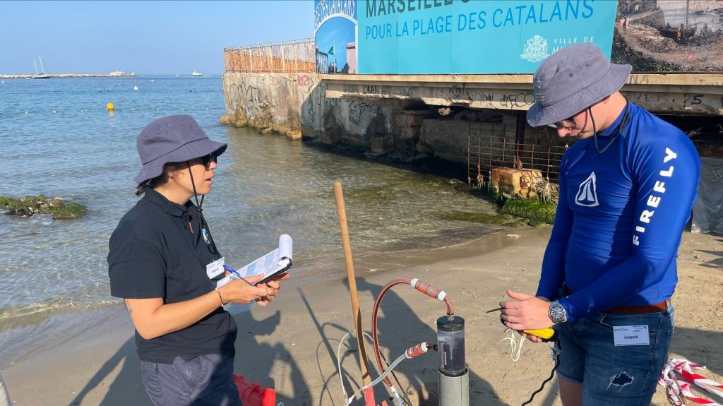 Reportage
"On creuse, on va chercher l'eau de mer et le sable" : à Marseille, des chercheurs analysent les résidus de crème solaire sur la plage
Une équipe de chercheurs a décidé d'étudier ce que deviennent les litres de résidus de crème solaire et comment ils affectent la biodiversité de la Méditerranée.