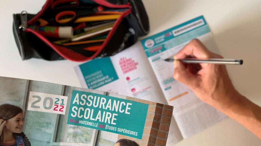 Trois questions sur l'assurance scolaire, juste avant la rentrée des classes
Lundi, la plupart des élèves reprennent les cours. Et c'est aussi le retour de certains tracas administratifs pour les parents. Tous les ans, ils sont nombreux à se demander à quoi sert l'assurance scolaire et à quelle offre ils doivent souscrire.