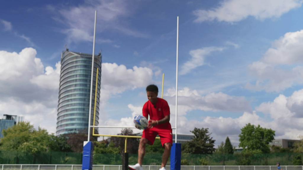 Paris 2024 : ces athlètes qui veulent briller dans une autre discipline que la leur
Amandine Buchard, médaille de bronze de judo en -52 kg aux Jeux olympiques de Paris, va-t-elle surprendre ? La judokate veut intégrer l'équipe de France de rugby à sept. Un exploit que d'autres ont tenté.