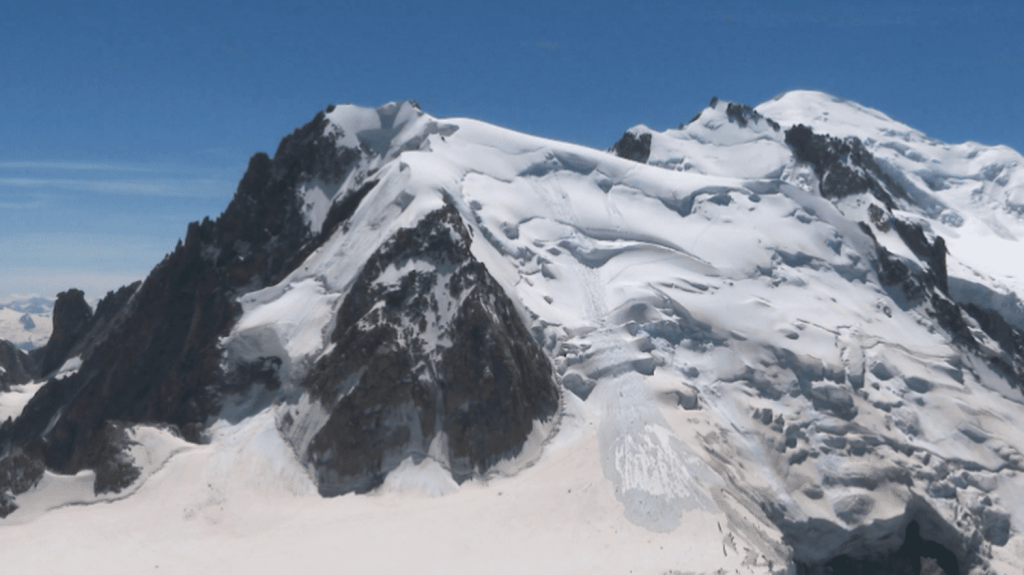 Mont-Blanc : deux alpinistes portés disparus après une avalanche
Lundi 5 août, une avalanche mortelle dans le Massif du Mont-Blanc, en Haute-Savoie, a été provoquée par la chute d'un bloc de glace qui s'est détaché du sommet vers 3h du matin. Deux cordées d'alpinistes ont été emportées. L'un d'eux est mort et quatre sont blessés, dont un en urgence absolue.