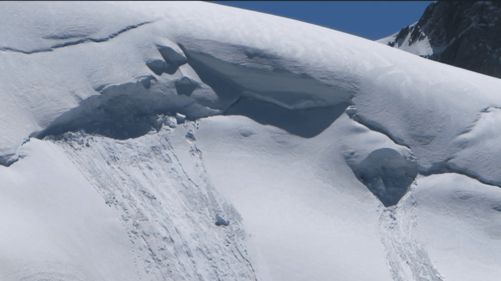 Mont-Blanc : un bloc de glace cause une avalanche, deux personnes portées disparues
En Haute-Savoie, un bloc de glace s’est détaché de la montagne et a causé une avalanche. Des recherches ont été effectuées lundi 5 août après la disparition de plusieurs grimpeurs.