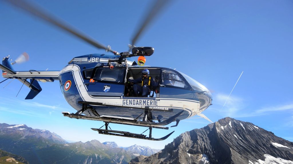 Une avalanche fait au moins un mort et quatre blessés dans le massif du Mont-Blanc
Le drame s'est déroulé dans la nuit de dimanche à lundi après la chute de séracs, des blocs de glace de grande taille.