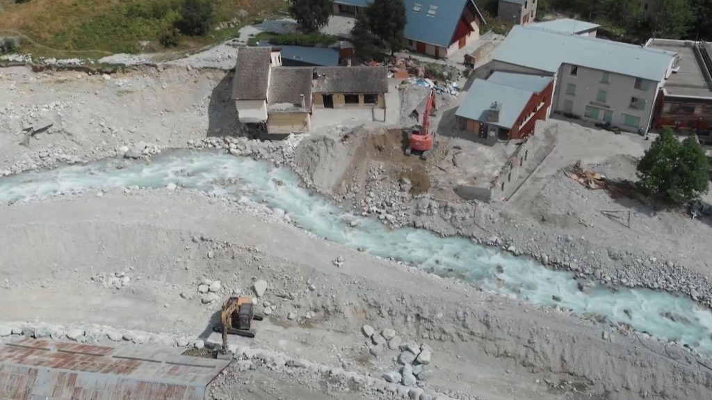 Intempéries : dévasté par les crues, quel avenir pour le hameau de La Bérarde ?
Quel avenir pour le hameau de La Bérarde, dévasté en juin 2024 par des crues torrentielles ? La reconstruction s'annonce longue et difficile.