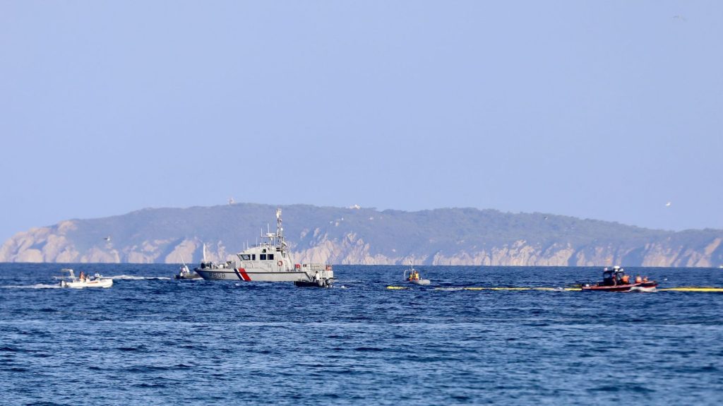 Ce que l'on sait de l'avion qui s'est écrasé en mer dans le Var, pendant les commémorations du débarquement de Provence
Un avion appartenant à une association s'est écrasé au large du Lavandou vendredi, lors d'un meeting aérien.