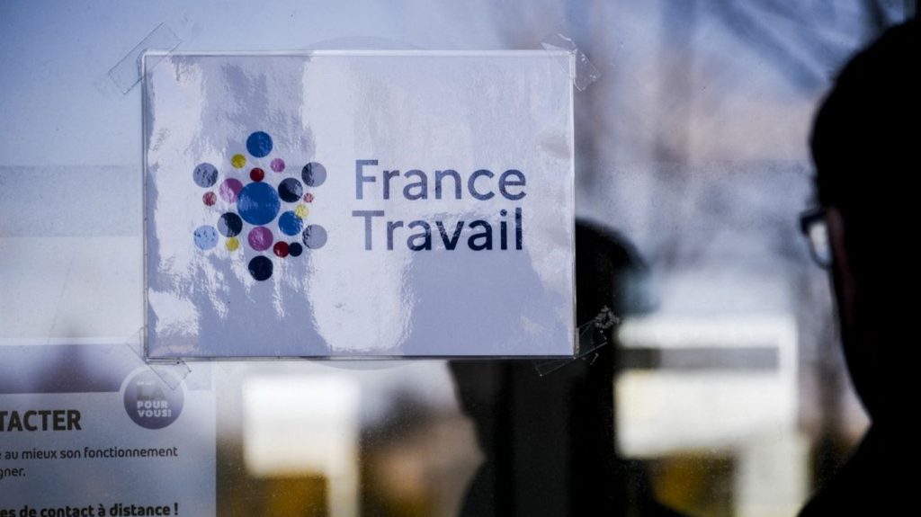 La France enregistre une baisse "surprise" du taux de chômage au deuxième trimestre
L'Insee, qui prévoyait un taux stable, reste prudent concernant la deuxième partie de l'année, en raison de la dégradation du climat de l'emploi en juillet.