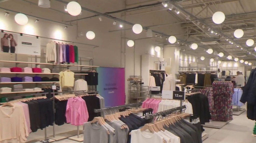 Prêt-à-porter : l'enseigne Camaïeu fait son grand retour avec un nouveau nom
Deux ans après sa liquidation judiciaire et son rachat par le groupe Celio, la marque revient, jeudi 29 août, avec un nouveau nom : Be Camaïeu.