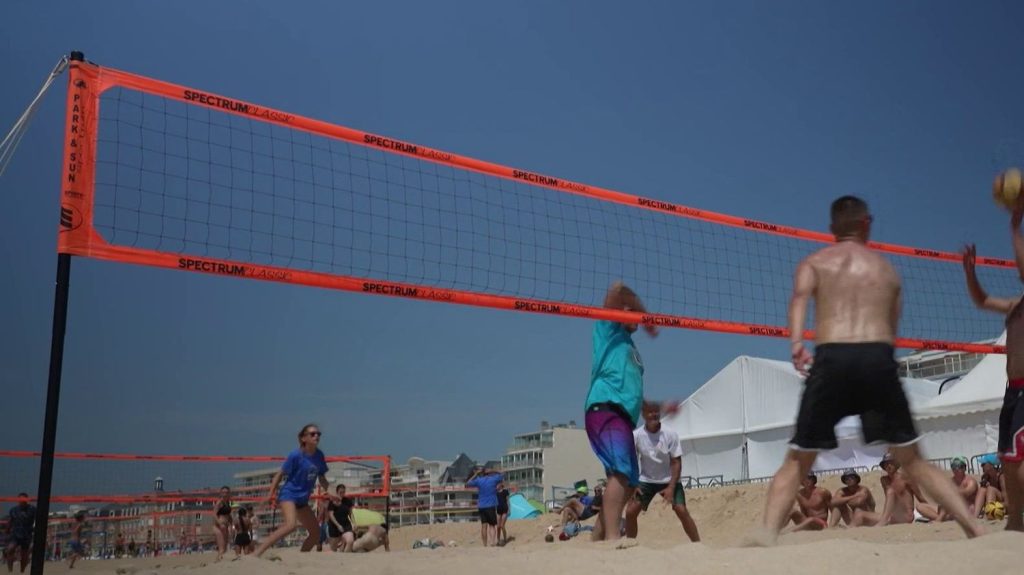 Sport de plage : le beach-volley fait des adeptes
Le beach-volley est un sport emblématique de l'été. Il est d'abord un loisir, mais il s'est peu à peu professionnalisé.
