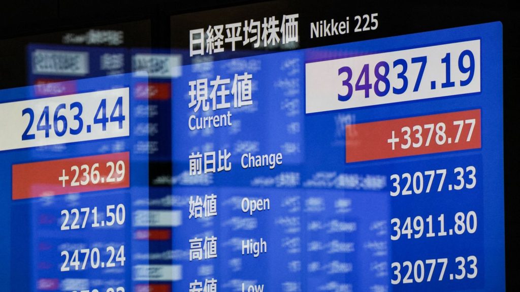Le yoyo des Bourses mondiales est-il rationnel ?
La Bourse de Tokyo a repris des couleurs mardi 6 août en gagnant 10%. La veille, l’indice Nikkei avait enregistré sa plus grosse perte depuis le krach financier de 1987 en chutant de près de 13%. Dans la foulée, les marchés financiers ont connu un passage à vide partout dans le monde. Est-ce que tout cela est rationnel ?