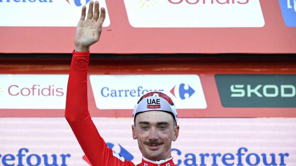 Vuelta 2024 : Brandon McNulty premier maillot rouge après sa victoire lors du contre-la-montre inaugural
Pour cette première étape du Tour d'Espagne, le coureur américain a été le plus rapide pour boucler les 12 kilomètres du parcours, samedi.