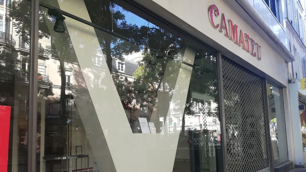 Prêt-à-porter : relancer Camaïeu est "une vraie fierté" pour le PDG de Célio, Sébastien Bismuth
Un nouvel espace "Be Camaïeu" vient d'ouvrir à Lille, liant désormais la marque avec son équivalent masculin, Célio. Le lancement de nouvelle stratégie, lancée par le nouveau patron du groupe.
