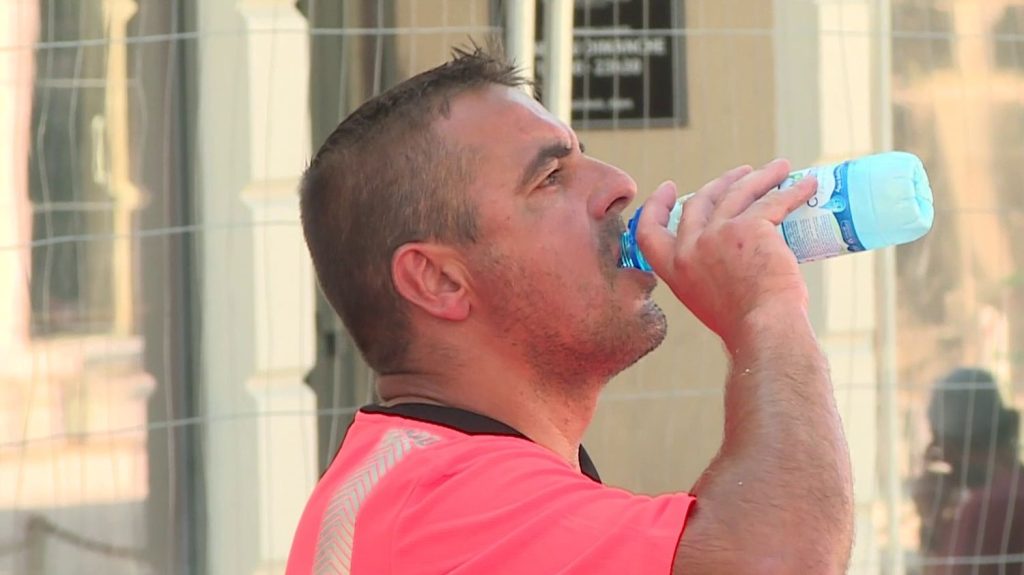 Canicule : face à la vague de chaleur, les Français cherchent à se rafraîchir
Avec 37°C à Paris ou à Lyon (Rhône), le pic de chaleur a gagné une grande partie du territoire, lundi 12 août. 40 départements seront toujours en alerte orange canicule mardi.