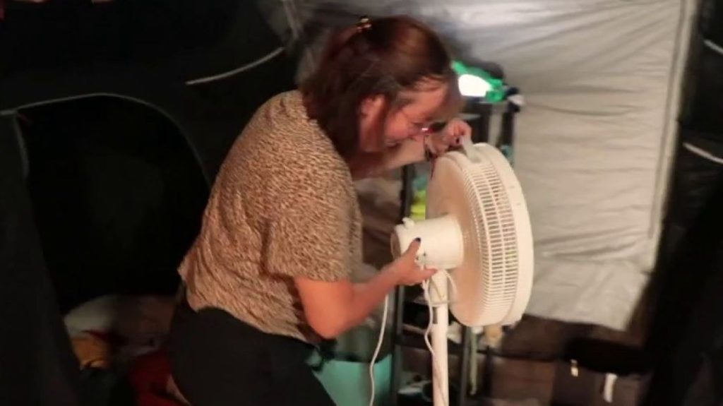 Canicule : à Argelès-sur-Mer, les vacanciers luttent contre la chaleur
Alors que des températures supérieures à 40°C sont attendues les 10 et 11 août dans plusieurs départements, les Pyrénées-Orientales sont en vigilance orange depuis deux jours. Une chaleur suffocante qui persiste même la nuit.