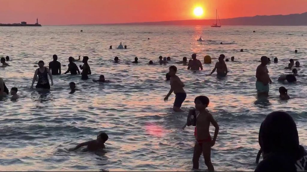 Canicule : à Marseille, les habitants suffoquent dans des logements mal isolés
Si les températures baissent enfin en France ce mardi 13 août, neuf départements, principalement dans les Alpes et en Corse, demeurent en vigilance orange canicule. Pour ceux en jaune, dans l’est du pays, le retour à la normale n’est pas non plus à l’ordre du jour.