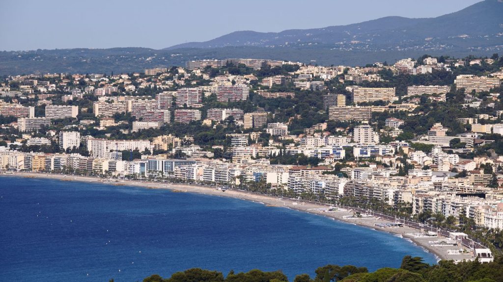 Carte
Visualisez la canicule marine qui touche actuellement la côte niçoise
La température moyenne de la surface de la mer Méditerranée atteint des niveaux record en ce début août, surpassant les valeurs observées en 2023 à la même période.